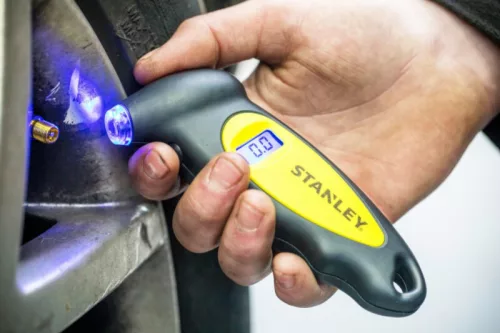 Stanley digitális guminyomás ellenőrző